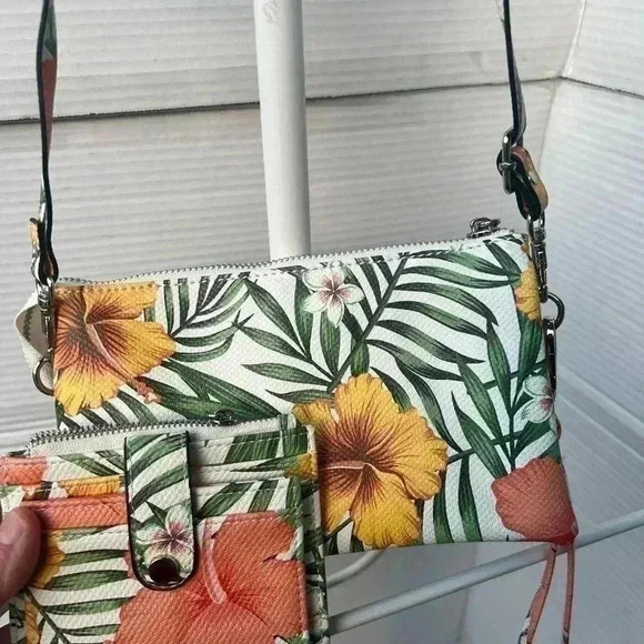 Jen and Co Crossbody Bag with matching wallet and phone wallet - Picture 6 of 16